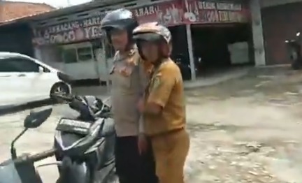 Diduga Senggolan Motor, Oknum Polisi di Prabumulih Terekam Aniaya Warga hingga Berdarah